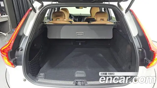 Volvo XC60 2023 — Фото 19/20