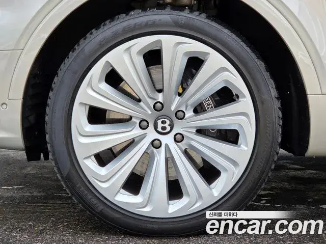 Bentley Bentayga 2024 — Photo 18/20