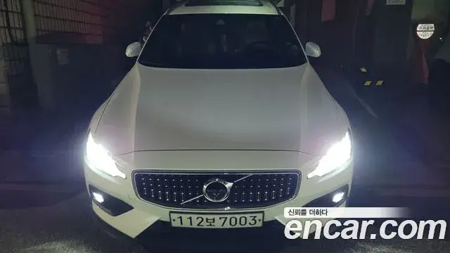 Volvo V60 Cross Country 2020 — Фото 1/20