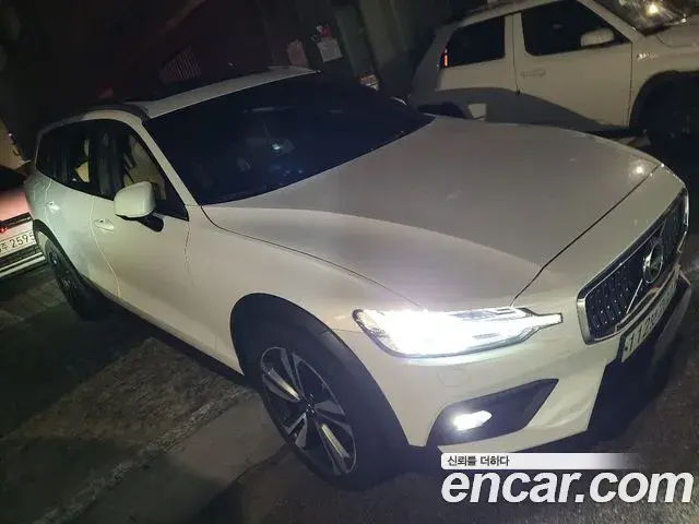Volvo V60 Cross Country 2020 — Фото 3/20