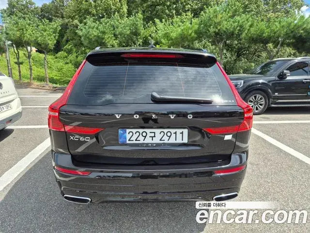 Volvo XC60 2021 — Фото 2/19