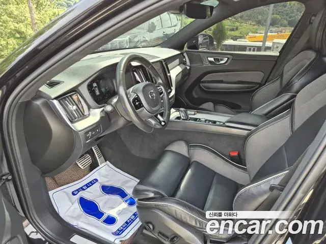 Volvo XC60 2021 — Фото 10/19