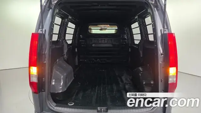 Hyundai Staria 2025 — Photo 17/20