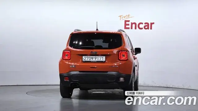 Jeep Renegade 2019 — Фото 3/20