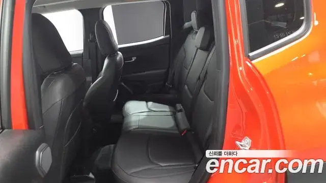 Jeep Renegade 2019 — Фото 12/20