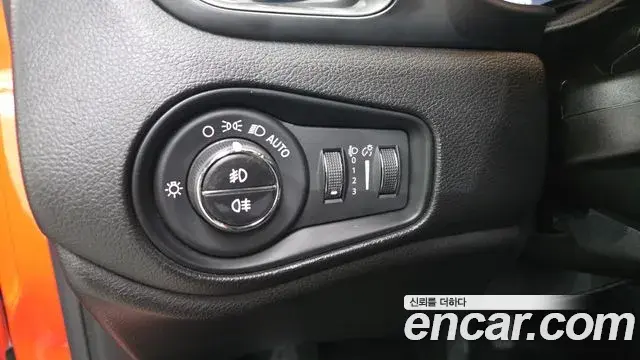 Jeep Renegade 2019 — Фото 18/20