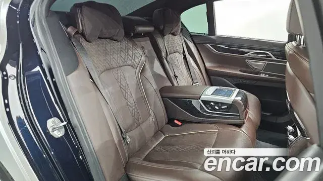 BMW 7 Series 2018 — Фото 11/20