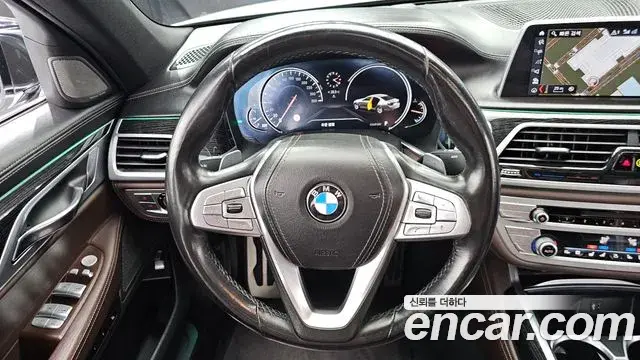 BMW 7 Series 2018 — Фото 13/20