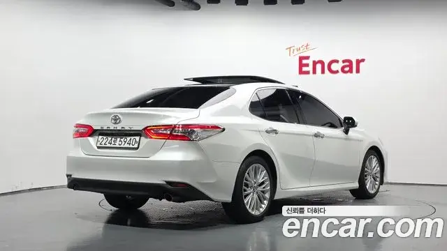 Toyota Camry 2019 — Фото 2/20