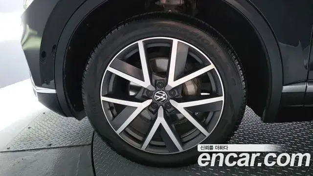 Volkswagen Touareg 2023 — Şəkil 15/20