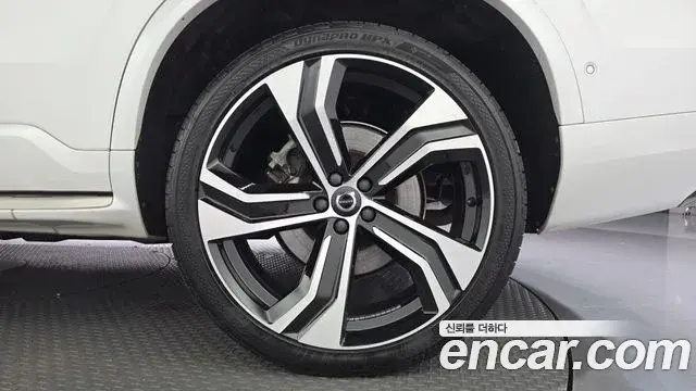 Volvo XC90 2020 — ფოტო 20/37