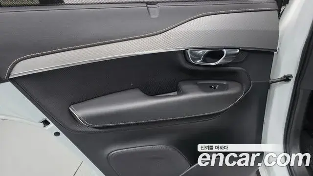 Volvo XC90 2020 — ფოტო 33/37