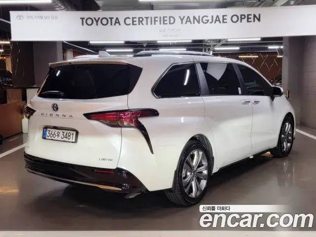 Toyota Sienna 2025 — Photo 2/18