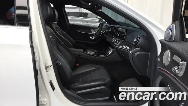 Mercedes-Benz E-Class 2022 — Photo 11/20