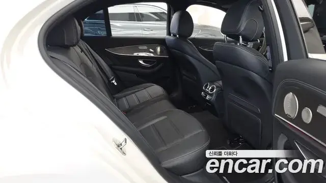 Mercedes-Benz E-Class 2022 — Photo 12/20