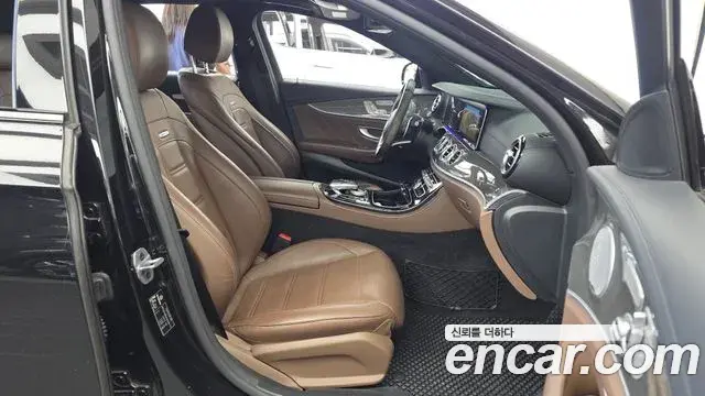 Mercedes-Benz E-Class 2019 — Photo 11/20