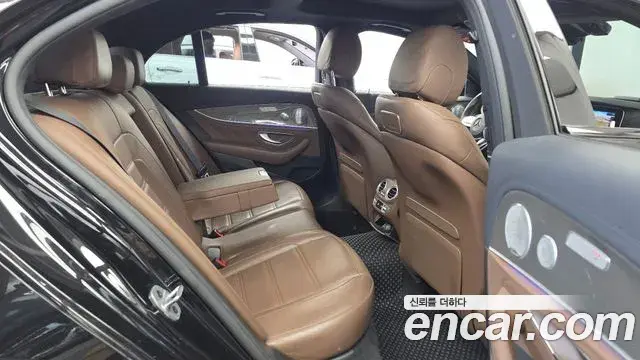 Mercedes-Benz E-Class 2019 — Photo 12/20