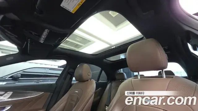 Mercedes-Benz E-Class 2019 — Photo 18/20