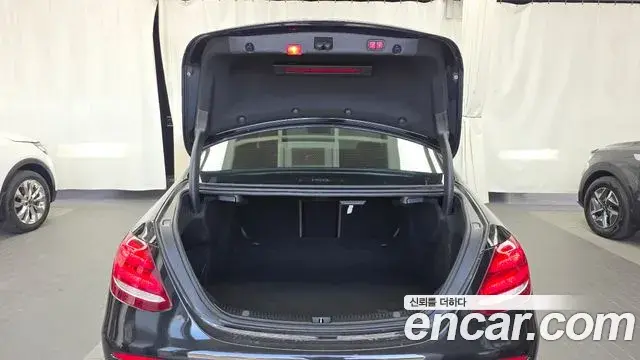 Mercedes-Benz E-Class 2019 — Photo 20/20