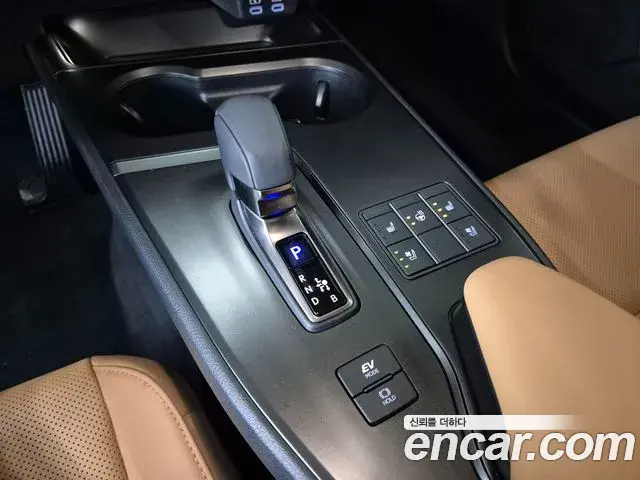 Lexus UX300h 2025 — ფოტო 7/20