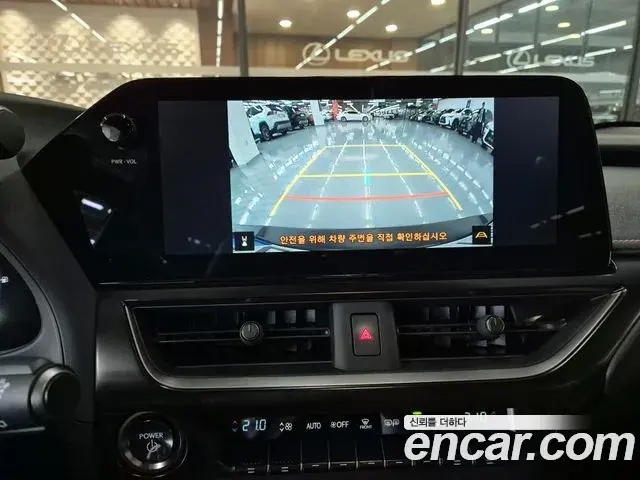 Lexus UX300h 2025 — ფოტო 14/20