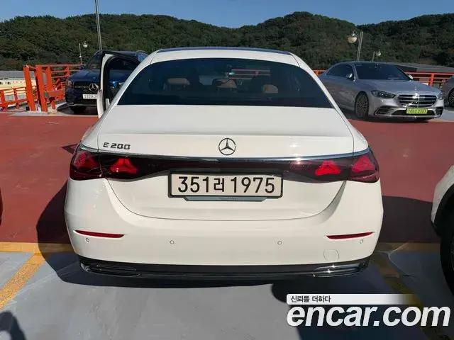 Mercedes-Benz E-Class 2025 — Photo 3/4