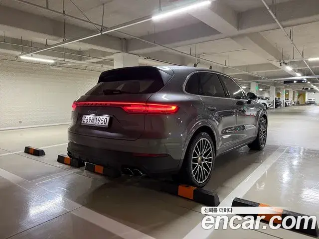 Porsche Cayenne 2020 — Photo 2/19