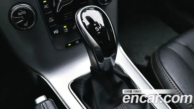 Volvo V40 Cross Country 2019 — Фото 8/20