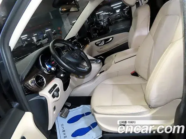 Mercedes-Benz V-Class 2021 — Photo 7/20