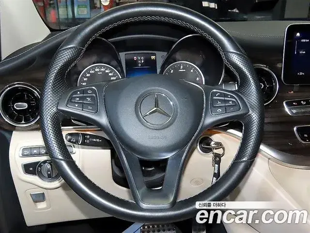 Mercedes-Benz V-Class 2021 — Photo 8/20