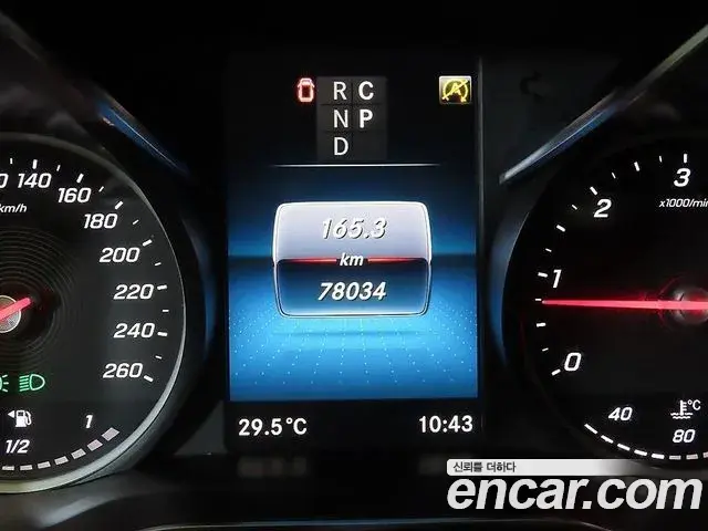 Mercedes-Benz V-Class 2021 — Photo 9/20