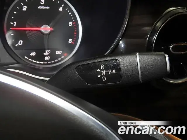 Mercedes-Benz V-Class 2021 — Photo 11/20