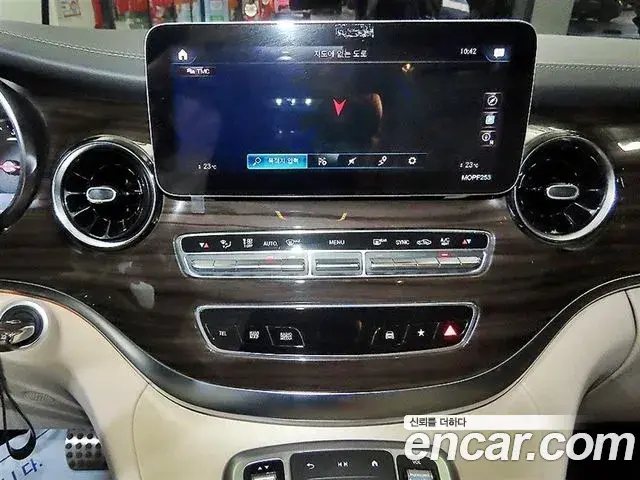 Mercedes-Benz V-Class 2021 — Photo 12/20