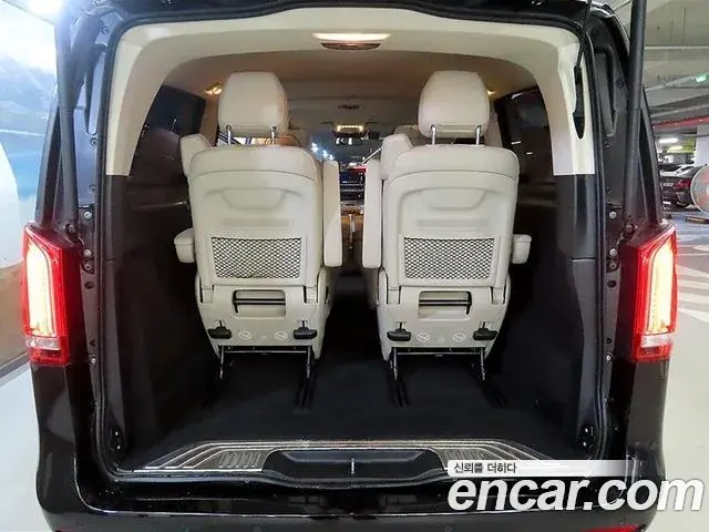 Mercedes-Benz V-Class 2021 — Photo 15/20