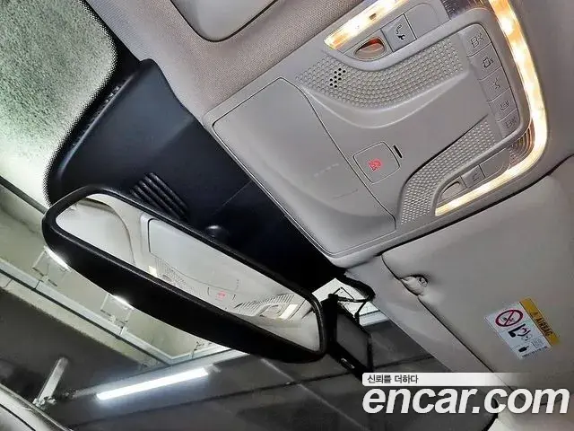 Mercedes-Benz V-Class 2021 — Photo 18/20