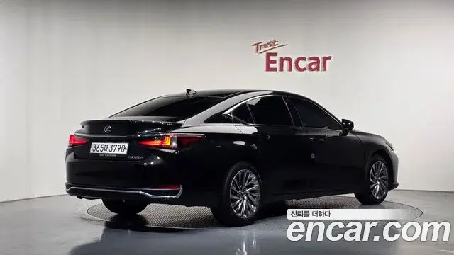 Lexus ES300h 2023 — Фото 2/20