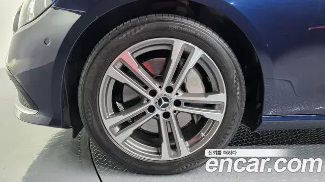Mercedes-Benz E-Class 2021 — Photo 5/20