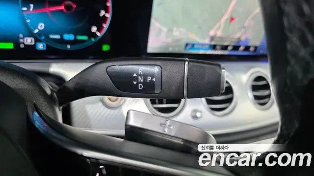 Mercedes-Benz E-Class 2021 — Photo 9/20