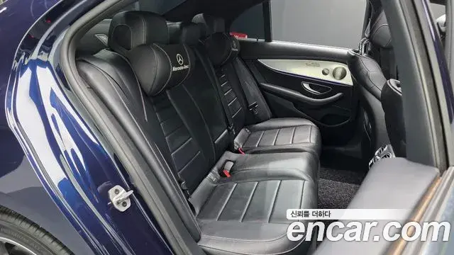 Mercedes-Benz E-Class 2021 — Photo 11/20