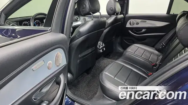 Mercedes-Benz E-Class 2021 — Photo 12/20