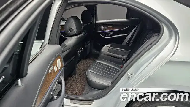 Mercedes-Benz E-Class 2019 — Фото 19/20