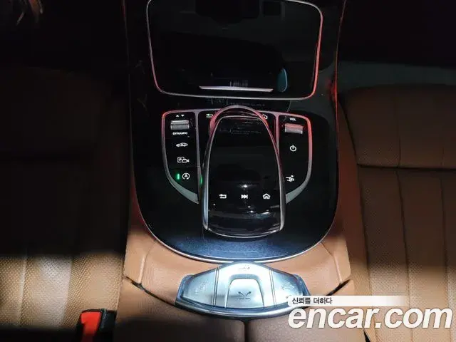 Mercedes-Benz E-Class 2019 — ფოტო 19/20