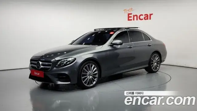 Mercedes-Benz E-Class 2019 — Photo 11/20