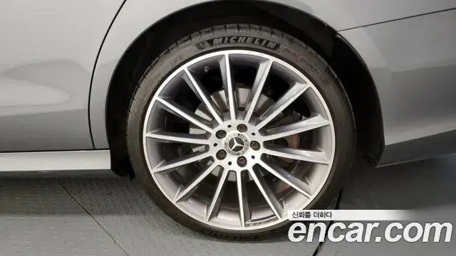 Mercedes-Benz E-Class 2019 — Photo 6/20