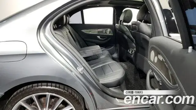 Mercedes-Benz E-Class 2019 — Photo 7/20
