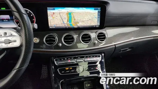 Mercedes-Benz E-Class 2019 — Photo 15/20