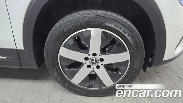 Mercedes-Benz GLB-Class 2020 — ფოტო 14/20
