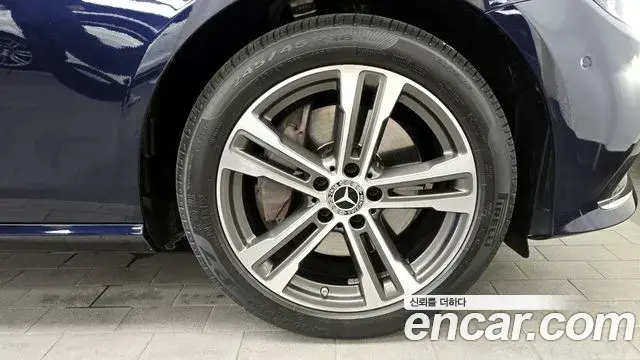 Mercedes-Benz E-Class 2021 — Photo 13/20