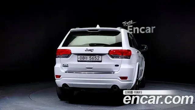 Jeep Grand Cherokee 2018 — ფოტო 8/20