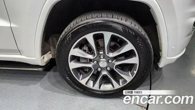 Jeep Grand Cherokee 2018 — ფოტო 2/20